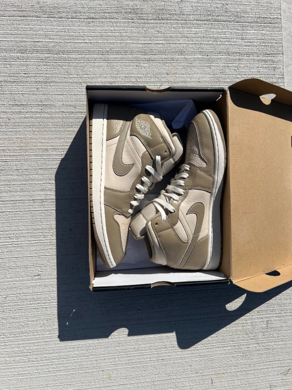 Jordan 1 mid Legend light brown %100 authentic - Picture 2 of 16